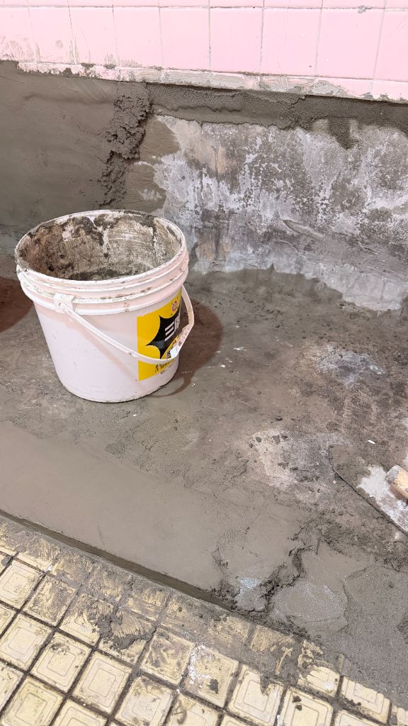 防水材料施作中，地面整平完成